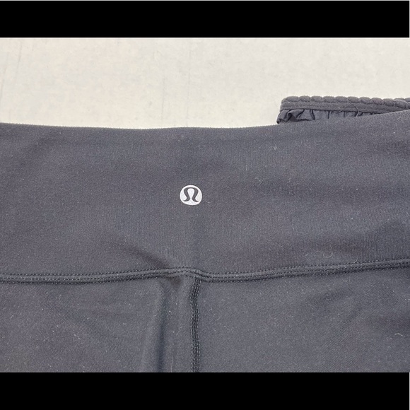 Lululemon Crop Leggings Ruffle Panels Capri Yoga Black Pants Women’s Size 8. - Picture 4 of 8